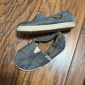 TOMS Kids' Gray and Tan Moccasins